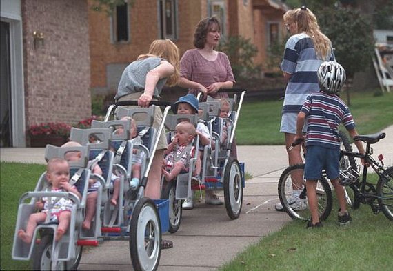 世界首例7胞胎将迎成人礼妈妈波比非常激动