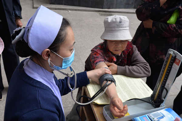 护士为社区居民测量血压