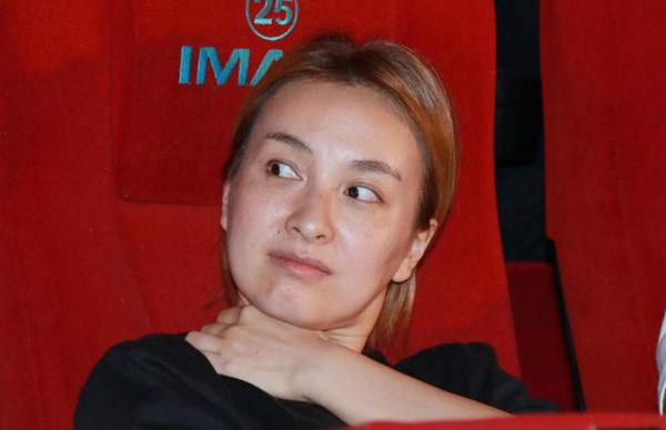 <em>吴昕素颜示人</em> 路人感十足 网友:够胆量 但暴露了