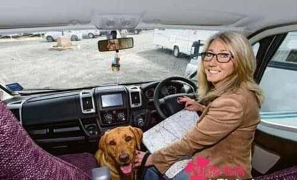 组图:49岁<em>空姐卖家产找真爱</em> 有一个童话般的结