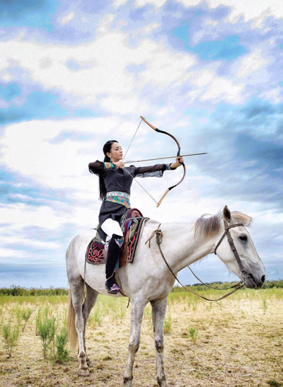 佟丽娅重返母校 现场跳新疆舞婀娜多姿并与师