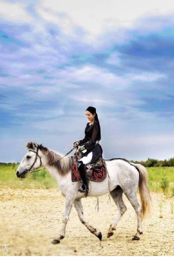 佟丽娅重返母校 现场跳新疆舞婀娜多姿并与师