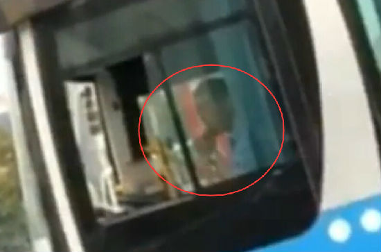 (图)公交司机开车吃苹果真大胆 网友:这车谁敢