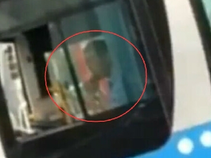 太馋了吧!公交<em>司机开车吃苹果</em> 网友:吃货你考虑