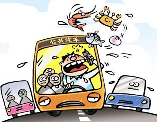 太馋了吧!公交<em>司机开车吃苹果</em> 网友:吃货你考虑