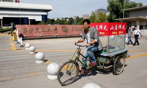 <em>外企辞职卖凉皮</em> 外企上司:他走了我觉得挺可惜