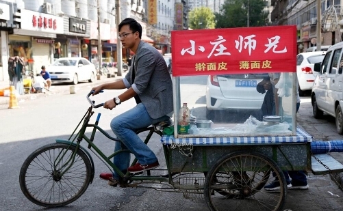 外企辞职卖凉皮 外企上司:他走了我觉得挺可惜