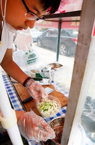 外企辞职卖凉皮 外企上司:他走了我觉得挺可惜