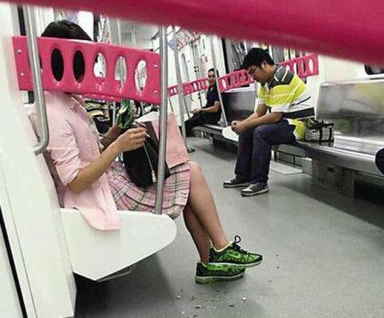 <em>女子坐地铁嗑瓜子</em>壳扔车厢 网友:这种行为你不