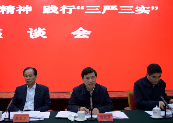 中组部部务委员周祖翼在学习尕布龙精神践行