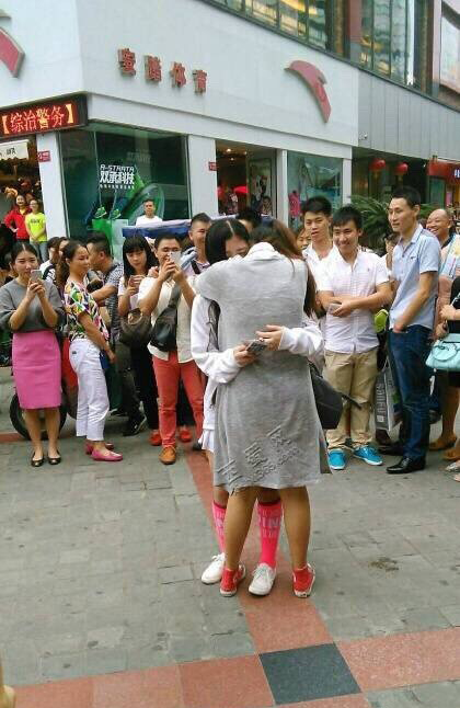 四川女孩向女孩求婚 实为艺校表演课程