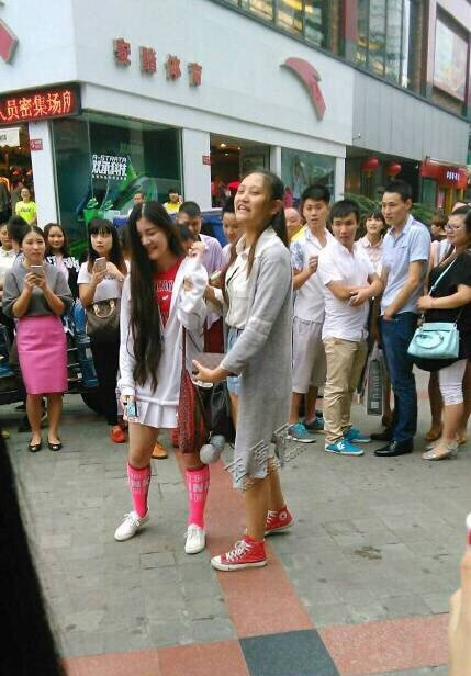 四川女孩向女孩求婚 实为艺校表演课程