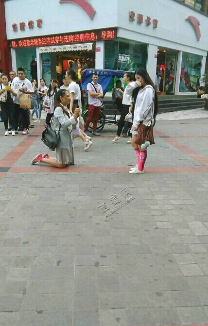 四川女孩向女孩求婚 实为艺校表演课程