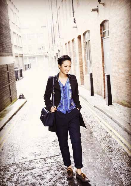 桂纶镁剪短发 黑<em>西装</em>蓝<em>马甲</em>棕色皮鞋好不帅气