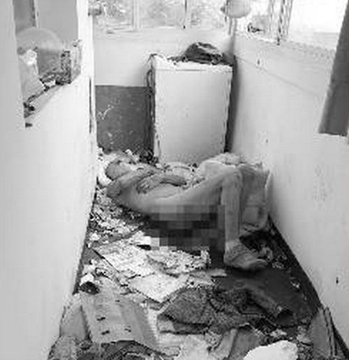 惊! 老教授阳台躺 20 多天  后背大量褥疮 老伴不闻