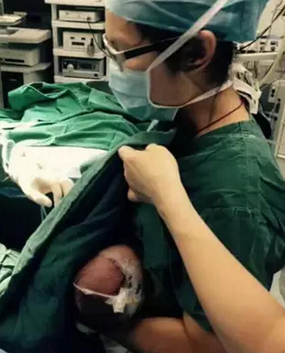 白衣天使: 护士 手术时掀开衣服为生病 婴儿喂奶 