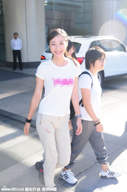 组图:韩雪白tee运动鞋简单清爽 长发飘飘笑开颜