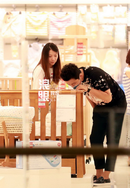 39岁涂松岩似隐婚 携神秘大肚女逛母婴店