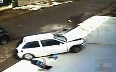  民工睡觉遭车碾压  被拖行二三十米肋骨断裂17