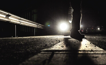  民工睡觉遭车碾压 生命垂危肋骨断裂17根(组图