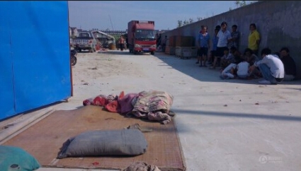  民工睡觉遭车碾压 生命垂危肋骨断裂17根(组图