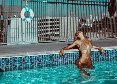 组图: 女星下海 遭 水母攻击  片方失责引发演出者