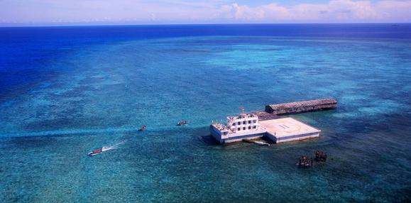 中国南沙岛礁两座灯塔建成发光 塔高50米