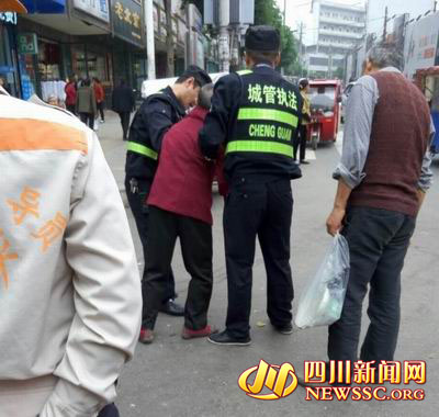 管扶起 摔倒老人 路人避让  高中生扶摔倒老人 被