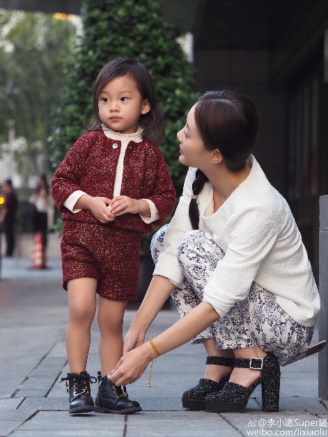 组图:李小璐蹲地为女儿系鞋带 甜馨表情高冷