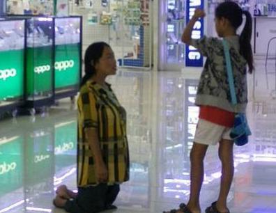 (图)母亲哭诉跪求女儿别买iPhone 15岁 网友:竟