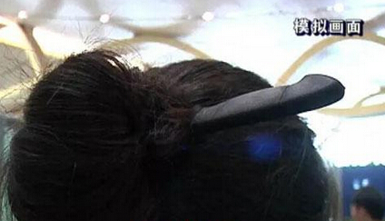 女头顶 插刀过安检 吓尿了 揭秘真相让你哭笑不