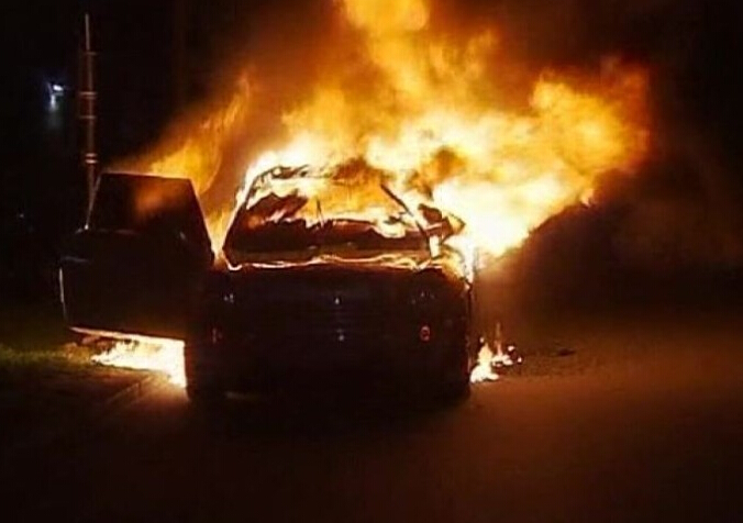 复杂的故事! 男子为博 情人 欢心 纵火 烧车  车主为