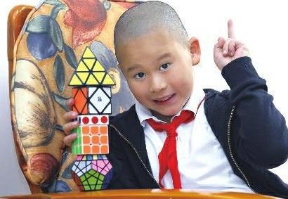 神童! 8岁男孩智商146  1分19秒就拼好了三阶魔