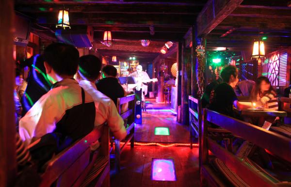  丽江酒托仍猖獗  分工明确专坑外来人