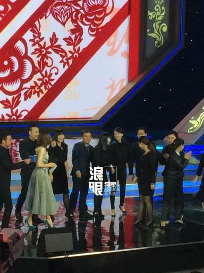 吕逸涛携 春晚最年轻团队  董卿调侃总导演:今年