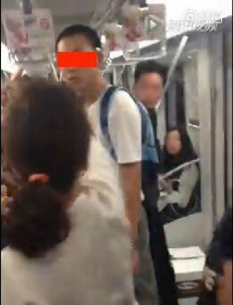  男子上海地铁吐痰 骂人被打 网友:什么素质嘛!(