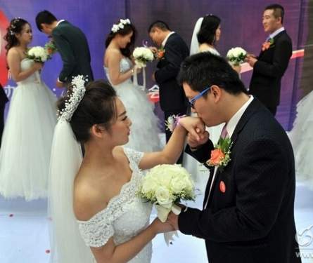 (图) 民工举办集体婚礼  网友:用他们的辛苦缔造