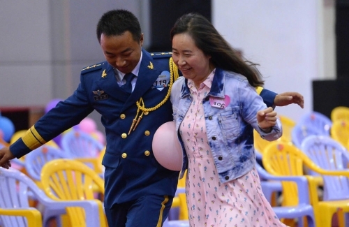 组图:武汉200多名女青年进军营相亲 参与报名