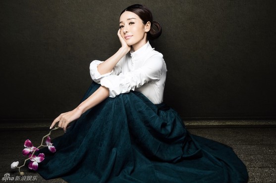 组图:新秀何彦霓复古写真妆容优雅
