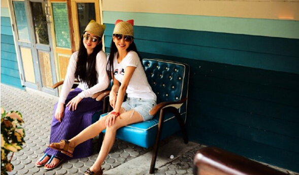 脸盲症! 佟丽娅 与 董璇 合影 神同步  姐妹俩傻傻分