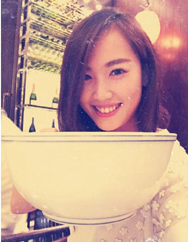  王宝强娇妻晒美照  手举大碗面露微笑