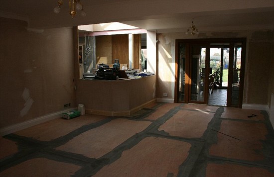 疯了!英男子装鱼缸供儿游泳 连承重墙都被扒掉