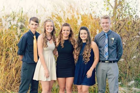 组图:父亲 环抱女儿男友拍照 走红 老爸果然都是