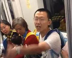 上海地铁吐痰男遭人肉搜索 华东师大 躺枪