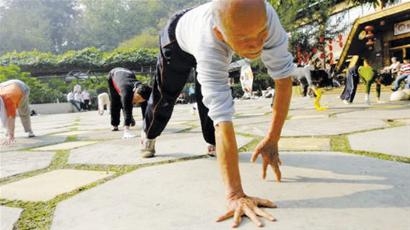 民间别样晨练方式:郑州市民爬行锻炼引热潮