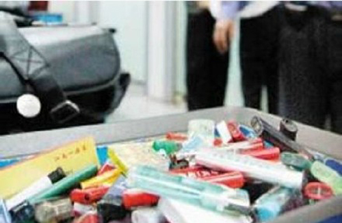 女子 藏打火机乘机被拘 :纪念品也不行