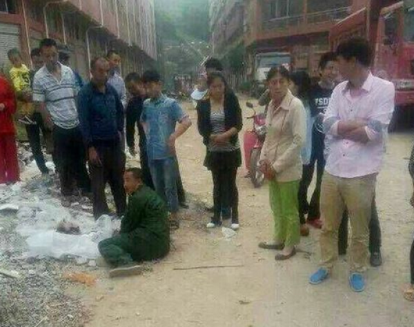  偷车贼装疯卖傻  吃石头树叶逃避逮捕被识破