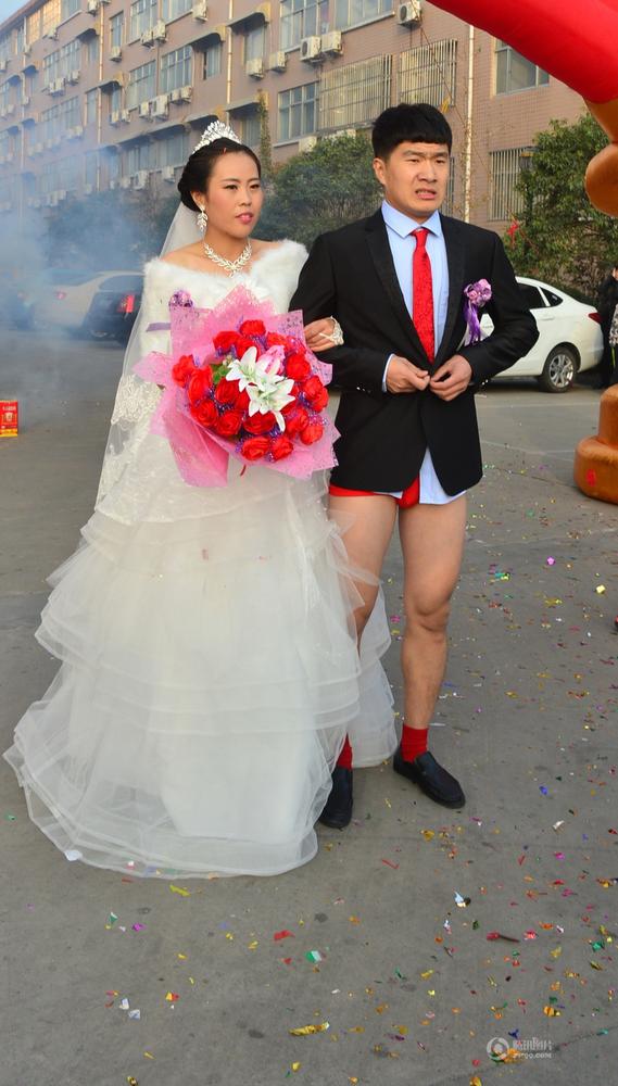 新郎裸上身迎娶<em>新娘</em> 凉秋时节仅着红<em>内裤</em> 网友