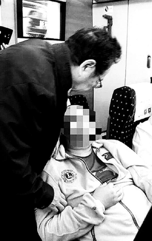 医者仁心!老人 高铁救人后离去  事后才知是著名