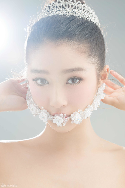 组图:关晓彤曝光清纯范儿写真 高贵优雅似赫本